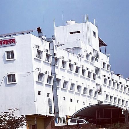 Hotel Mangalam Kurandvad Kültér fotó