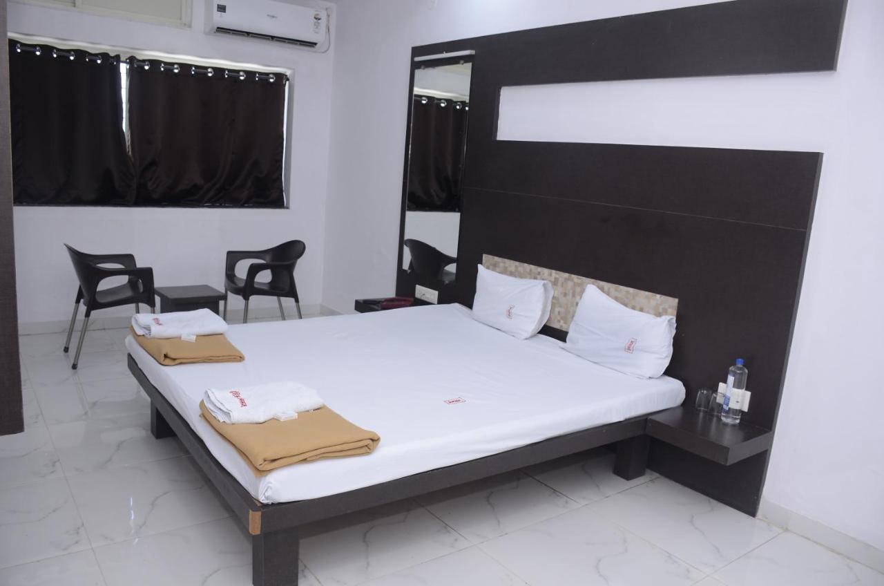 Hotel Mangalam Kurandvad Kültér fotó