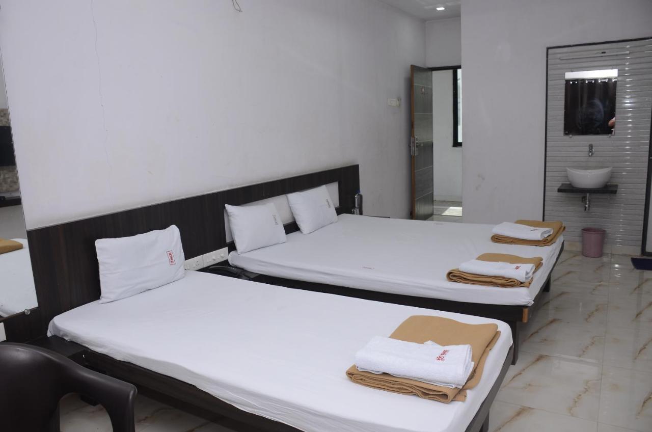 Hotel Mangalam Kurandvad Kültér fotó