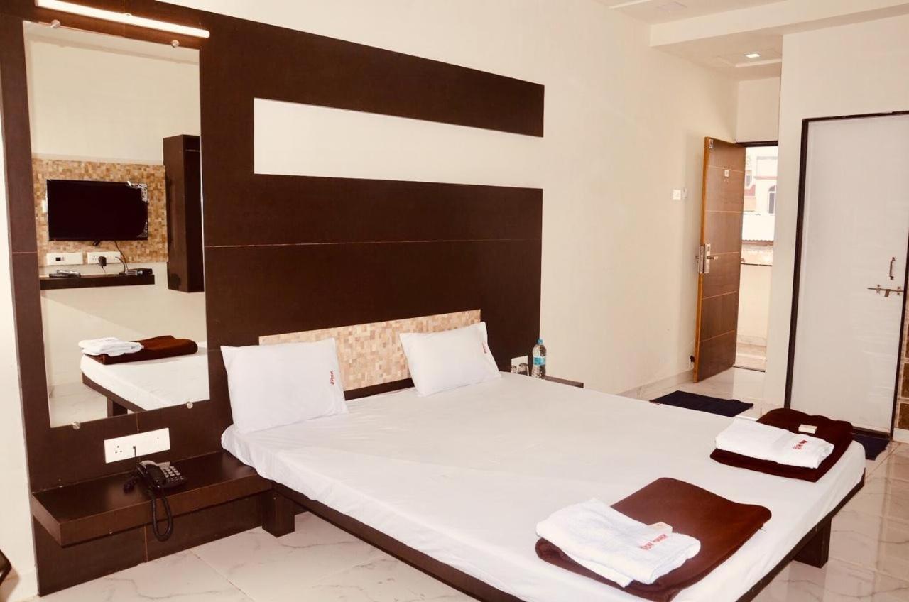 Hotel Mangalam Kurandvad Kültér fotó