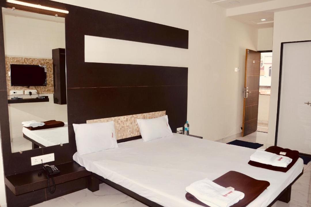 Hotel Mangalam Kurandvad Kültér fotó