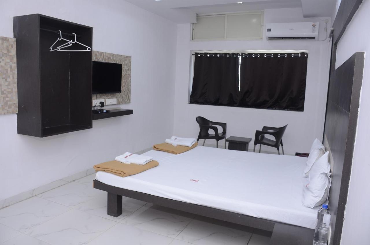 Hotel Mangalam Kurandvad Kültér fotó