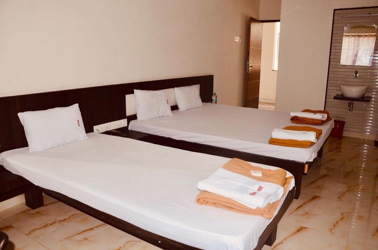 Hotel Mangalam Kurandvad Kültér fotó