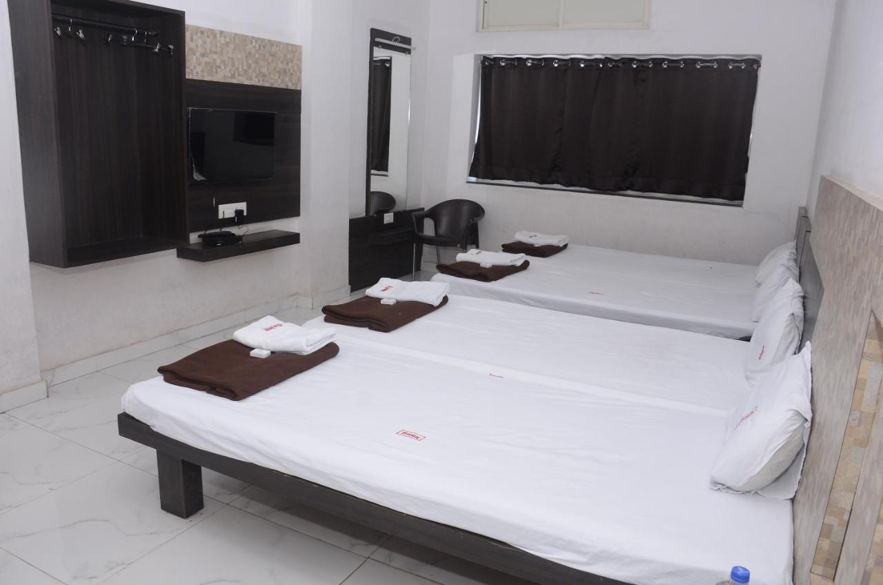 Hotel Mangalam Kurandvad Kültér fotó