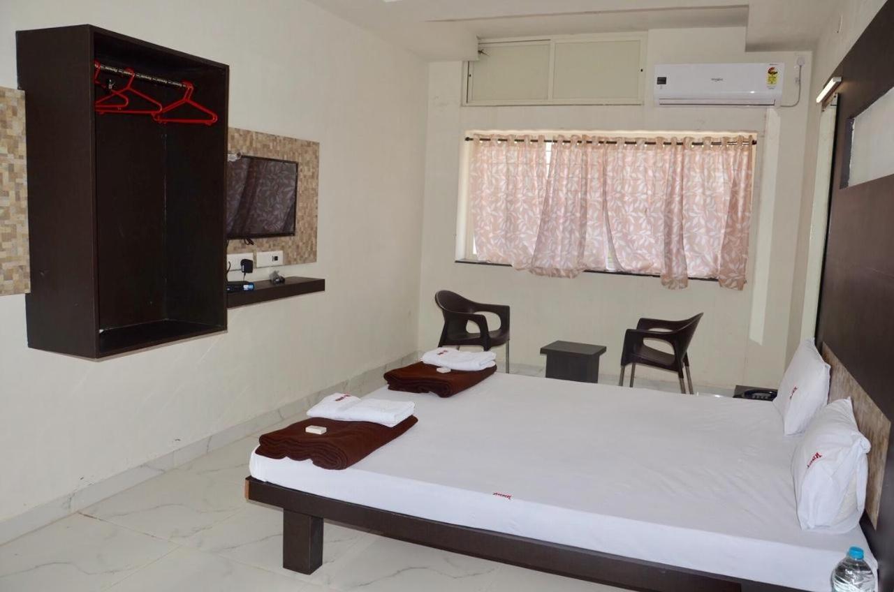 Hotel Mangalam Kurandvad Kültér fotó
