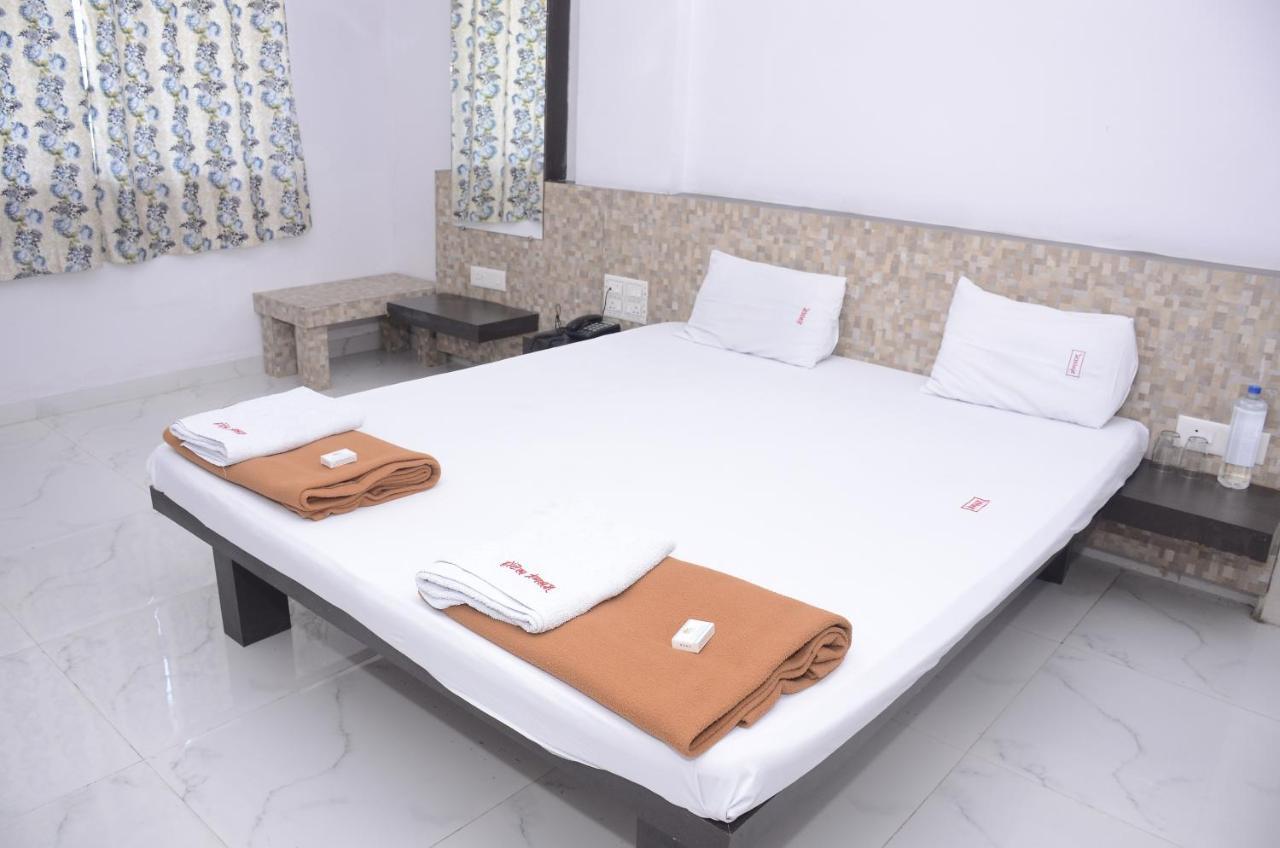 Hotel Mangalam Kurandvad Kültér fotó