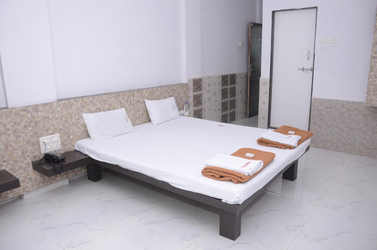 Hotel Mangalam Kurandvad Kültér fotó