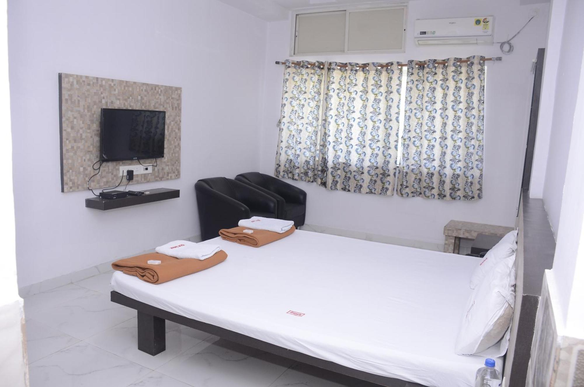 Hotel Mangalam Kurandvad Kültér fotó