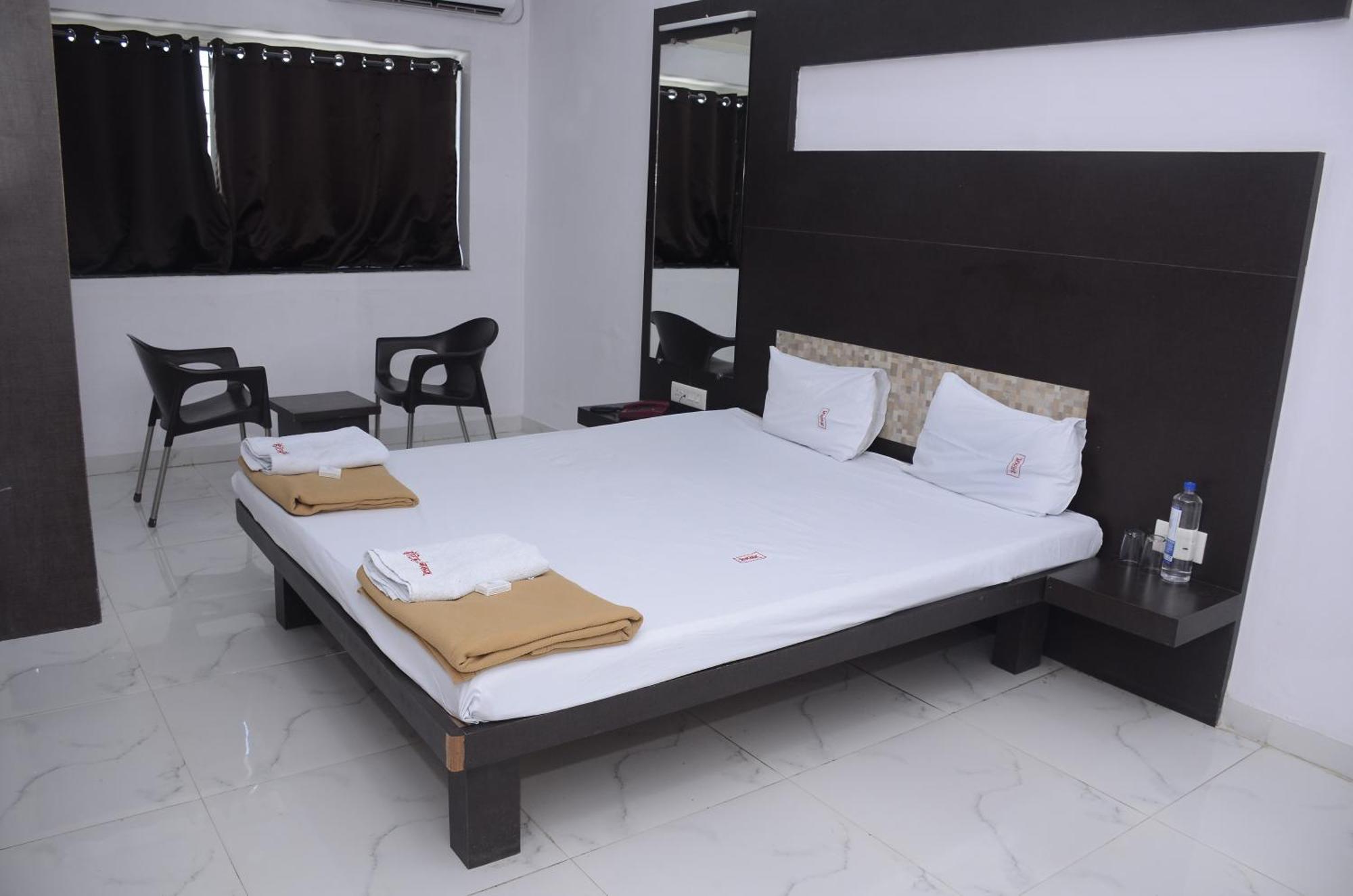 Hotel Mangalam Kurandvad Kültér fotó