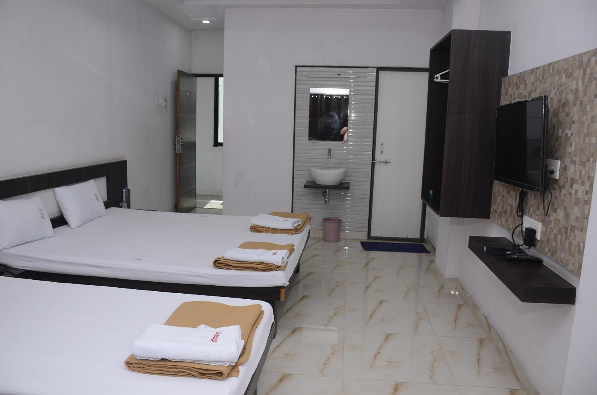 Hotel Mangalam Kurandvad Kültér fotó